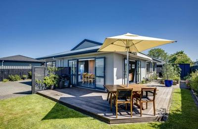 Modern Retreat - Walk to Wineries, Relax in the Spa, Classic Car Transport Available