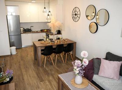 Sunlit Coast Apartment in Okrug Gornji