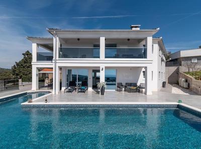 Luminous Infinity Villa with Pool and Gym