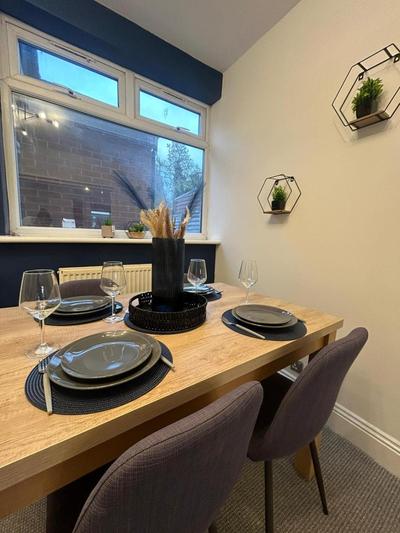 3 Bedroom Perfect Guest Home Sleeps 7 with parking, HU3