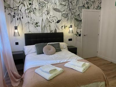 A 4 min andando del metro 3 habitaciones con baño privado