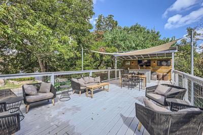 Authentic Austin Pad with Roof-top Deck Bar