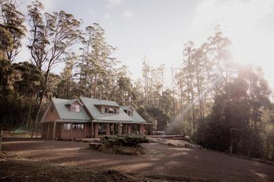 Eaglehawk Lodge Oceanview retreat on Pirate Bay