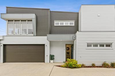 Kismet 3 bedroom luxury townhouse secure back yard walk to the beach and shops Family friendly Double garage parking WIFI