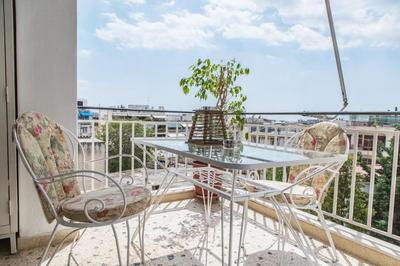 Sunny & Spacious 2BD apt near Acropolis