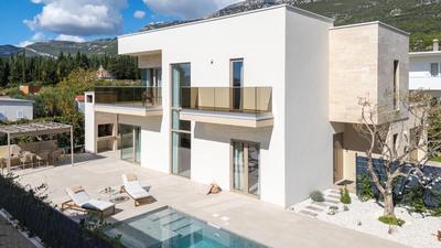 Villa Veluri with 4 bedrooms and heated pool