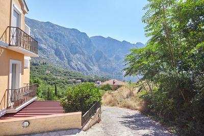 Green Hill 2 Apartments