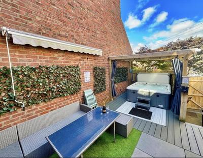 Private All-Weather Hot Tub Apartment, Free Parking, 1 Mile to City Centre, Cafés & Dining Nearby