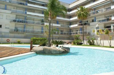 Apartamento con parking y piscina comunitaria AV-42