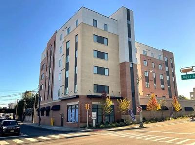 Emerald Escape, Free Parking, 2 Bath, Sleeps 8 Near American Dream and The Airport, King Bed and 2 Queen Beds, Washer and Dryer