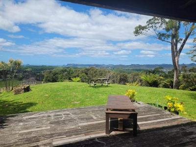 Hosts on the Coast Manuka Cabin with Ocean Views