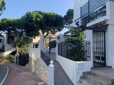 NEW cozy, spacious & modern apt, 100m from the beach, restaurants, bars