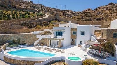 Luxury villa with stunning views above Kalo Livadi