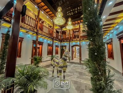 Hotel & Rooftop King Experience by David