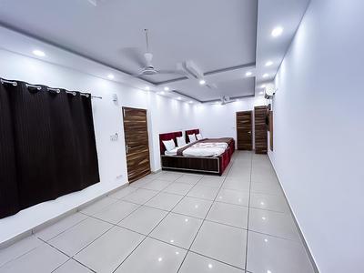 Hotel White Garden - Near Jaypee Hospital