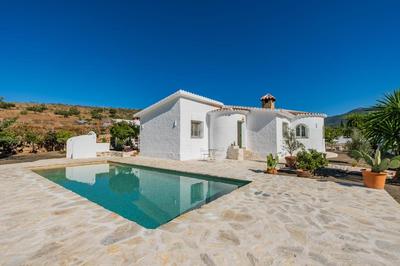 Villa Cayetana - Spacious 4-Bedroom Villa with Private Pool Terrace & BBQ