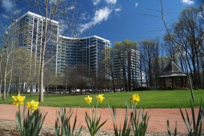 Manhattan Luxe Views L14 Pool Spa Gym 1BR 1 Bath 1 Secure Parking Central City