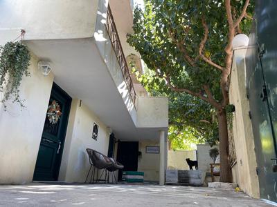 Airport Cottage House