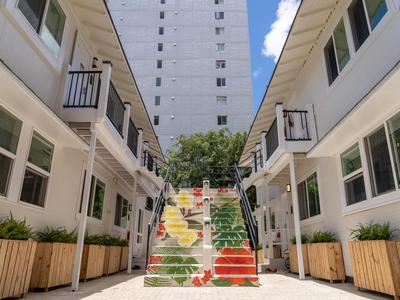 ALOH Seaside Women's Hostel, a hotel in Honolulu, Hawaii