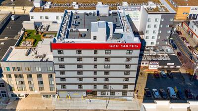 4211 Suiten, Billede 2