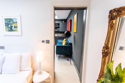 Stunning, architecturally designed Garden Studio with Parking