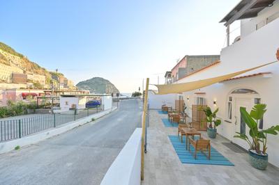 Chiaia Di Rose Rooms & Apartment