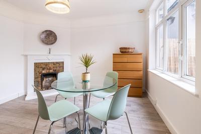 Astrid Room - Kingsize minimalist room in Luton