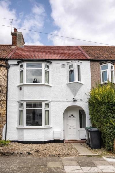 Modern home with driveway parking for 2 vehicles, near Tottenham Hotspur Stadium, White Hart Lane Train Station