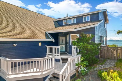 SANDY POINT 6 BEDS 3 BATHS BEACH HOUSE WITH AMAZING VIEWS