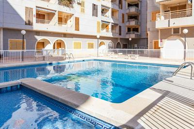 Torrevieja Playa Naufragos y piscina comunitaria