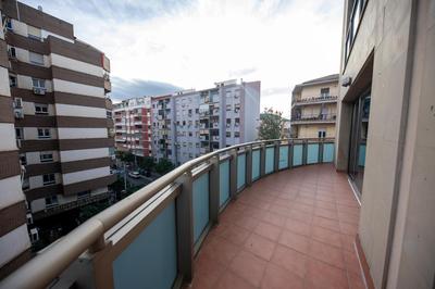 RentitSpain - Jaén - Ático Exlusivo con Balcón Curvo en el Centro