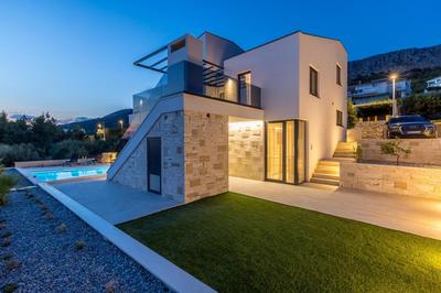 Luxury Villa RoMa 1 ,with heated saltwater pool, parking, high speed Internet, BBQ,