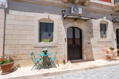 Paolino Home And Rooms