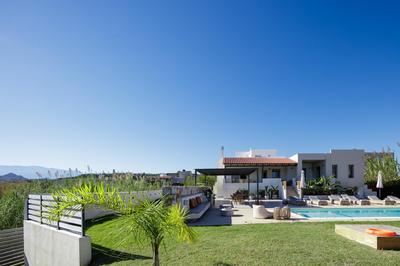 Quiet Villa Aviana,garden, heated pool,BBQ,jacuzzi