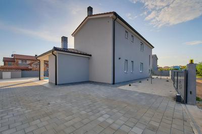 Villa Maas for 10 people near Pula with salt - water pool & pet friendly