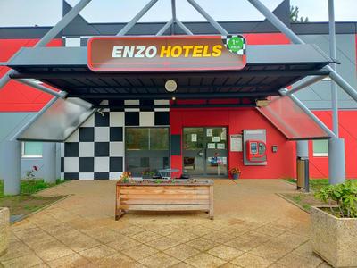 ENZO HOTELS GREEN proximité ZENITH D' AUVERGNE Ex F1 FORMULE 1 CLERMONT FERRAND ISSOIRE COUDES