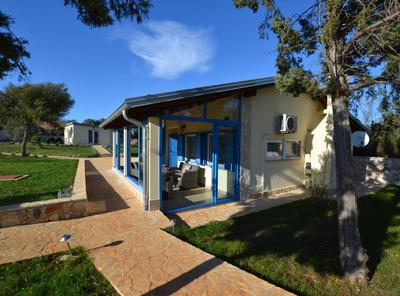 Golden and Green Acres Holiday Home with Pool and Sauna