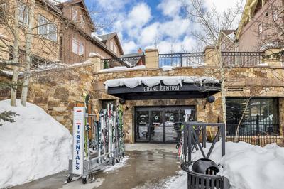 Cozy Winter Escape - 2BR & 2BA Near Snowy Trails and Downtown