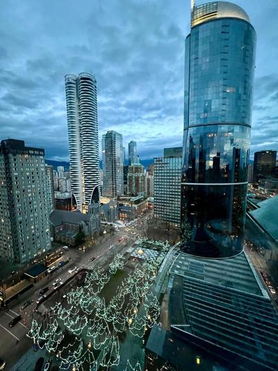 Stunning Skyline Views in a Cozy and Stylish Abode