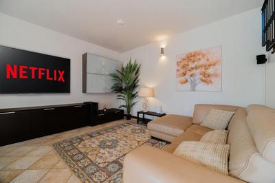 Casa di Iaio - 90m2 apt con Wi-Fi, Netflix, Home Cinema & Parcheggio Privato incluso
