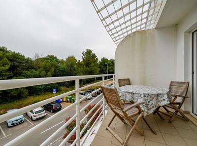 Scenic and Refined Retreat Apartment with Balcony
