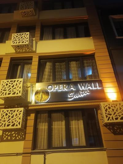 opera wall suite