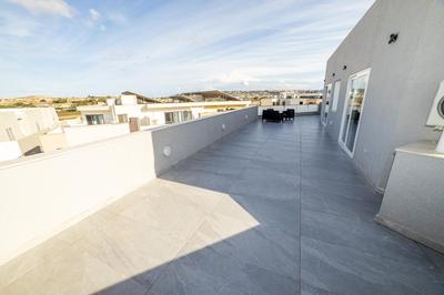 Modern 2-Bedroom Penthouse with Terrace - by HostMT