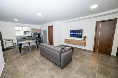 Family 2-Bedroom Maisonette - by HostMT
