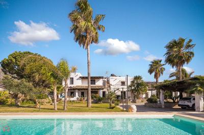 Villa a 300 Mt. dal Mare (Magaggiari) con campo da tennis