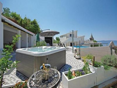Relaxing Villa with swimming pool, jacuzzi and entertainment equipment