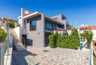 Prestige Vacation Villa With Gorgeous Pool And BBQ Area