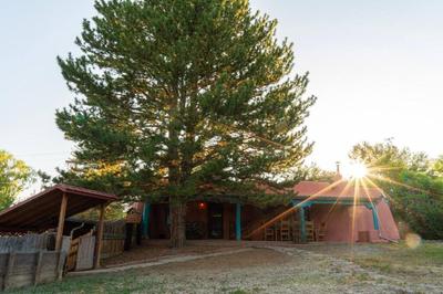 Hot Tub, Artsy Family Adobe, 4mins Plaza! Private Deck & Yard