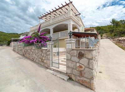 Modern Villa Near the Sea