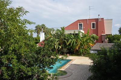 Marlù Luxury Rooms Pool and Garden